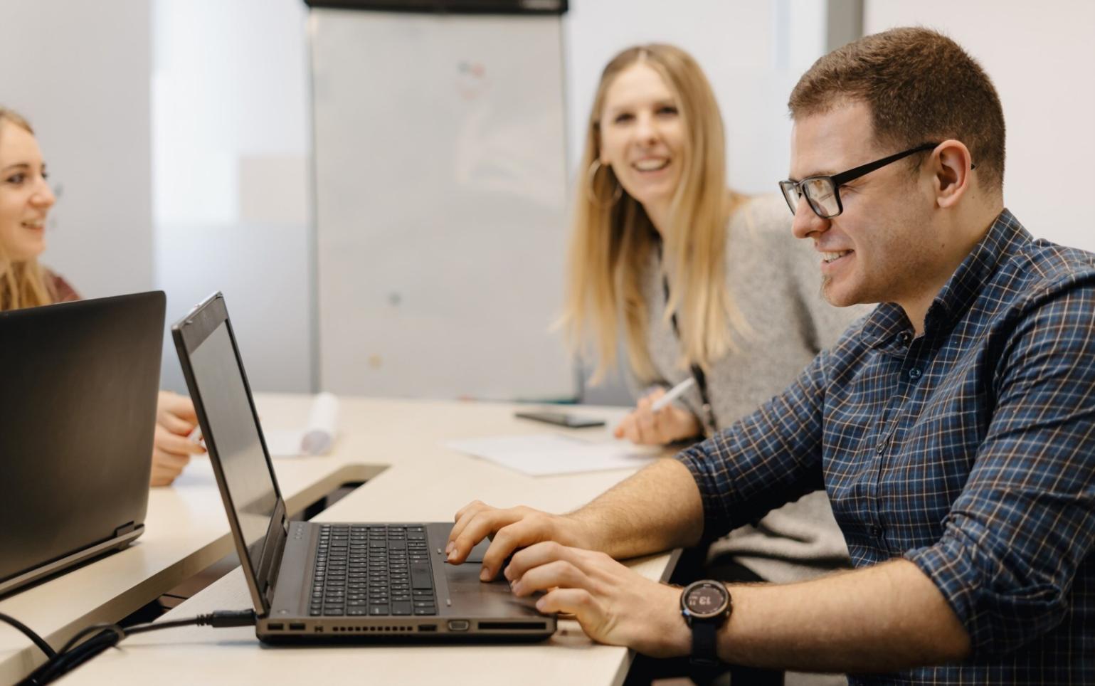 Modernes Büro mit Finanzanalyse-Dashboards